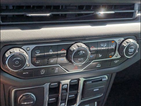 Used 2024 Jeep Gladiator Rubicon w/ Technology Group AWD/4WD image 15