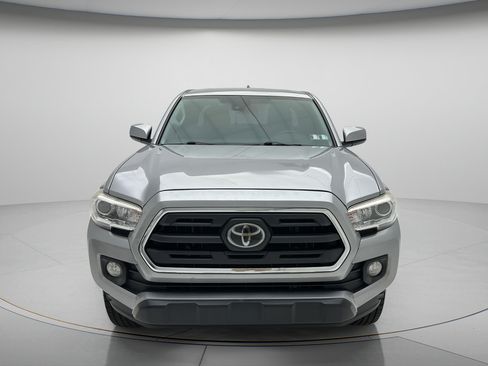 Used 2018 Toyota Tacoma SR5 AWD/4WD image 2