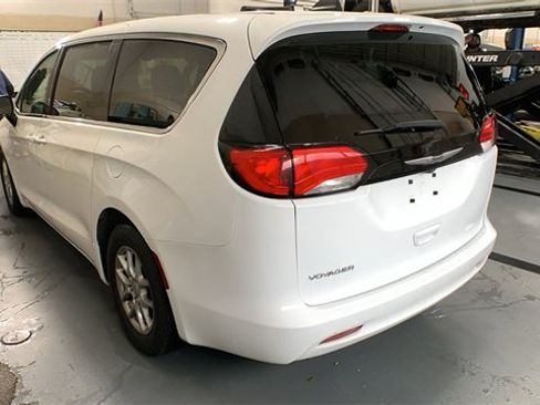 Used 2023 Chrysler Voyager LX image 3
