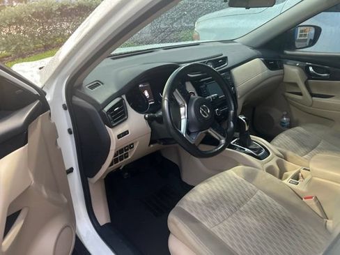 Used 2018 Nissan Rogue SV FWD image 3