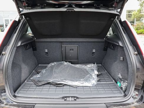 Certified 2024 Volvo XC40 B5 Ultimate w/ Protection Package Premier AWD/4WD image 43