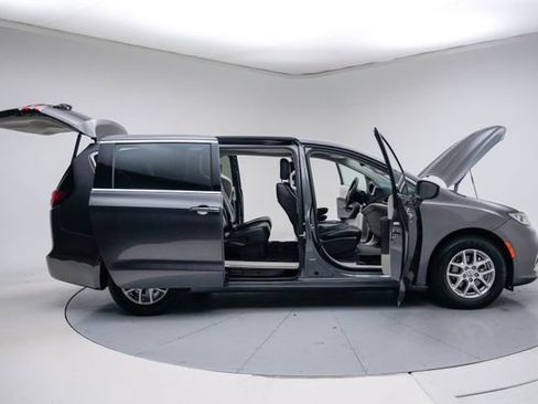 Used 2023 Chrysler Pacifica Touring-L FWD image 14