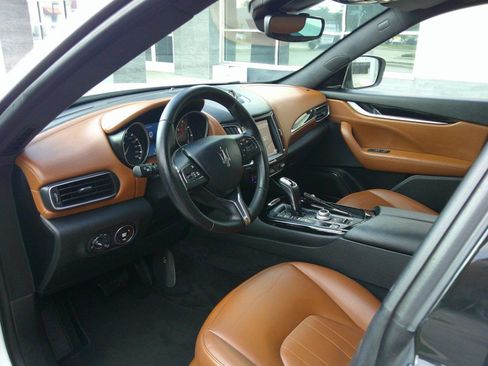 Used 2019 Maserati Levante AWD/4WD image 34