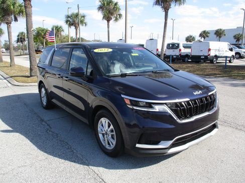 Used 2024 Kia Carnival LX image 1