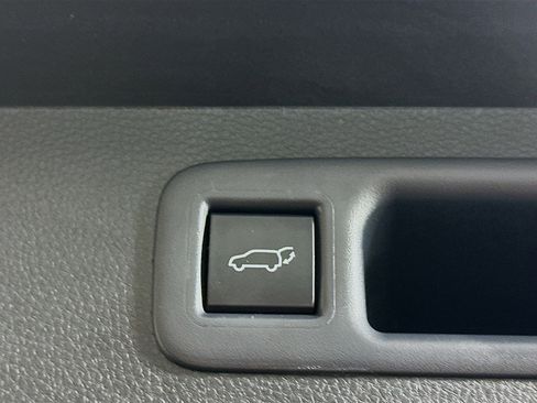 Used 2025 Toyota Highlander XLE image 33