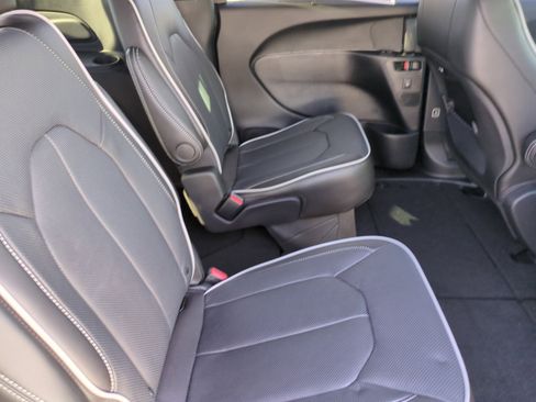 New 2026 Chrysler Pacifica Limited w/ S Appearance Package image 18