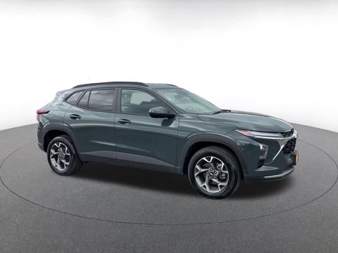 Used 2025 Chevrolet Trax LT FWD image 2