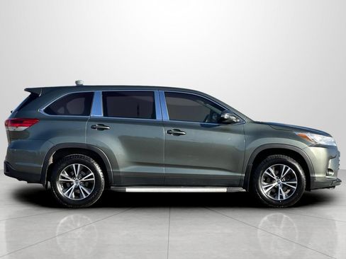 Used 2019 Toyota Highlander LE AWD/4WD image 4