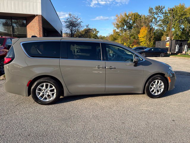Used 2023 Chrysler Pacifica Touring-L FWD image 9