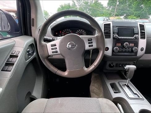 Used 2017 Nissan Frontier SV w/ SV Value Truck Package AWD/4WD image 8