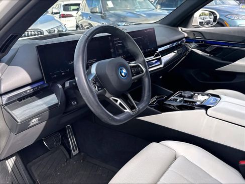 Used 2025 BMW i5 eDrive40i w/ M Sport Package RWD image 17