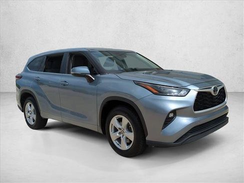 Certified 2024 Toyota Highlander LE FWD image 3