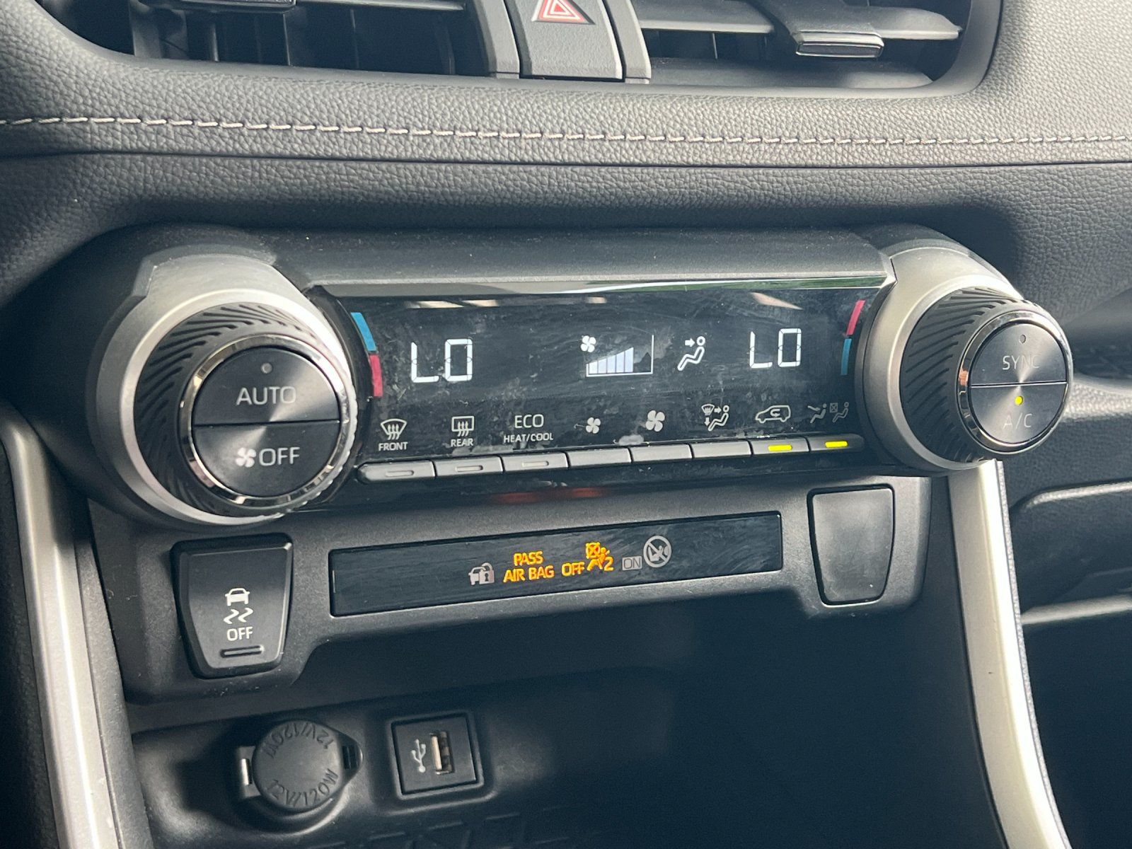 Used 2025 Toyota RAV4 XLE AWD/4WD image 19