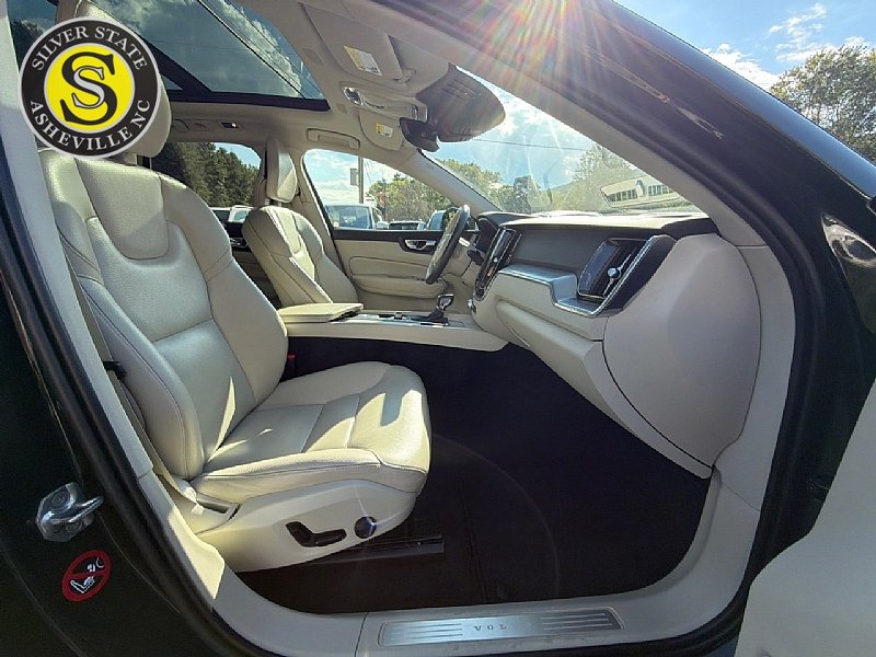 Used 2018 Volvo XC60 T5 Momentum w/ Vision Package AWD/4WD image 16