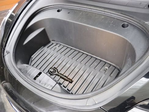 Used 2023 Tesla Model 3 Standard Range image 3