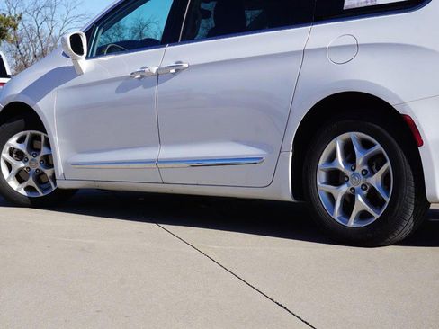 Used 2017 Chrysler Pacifica Touring-L w/ Tire & Wheel Group image 12