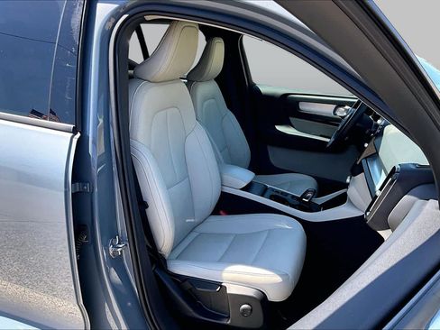 Used 2021 Volvo XC40 T4 Momentum FWD image 9