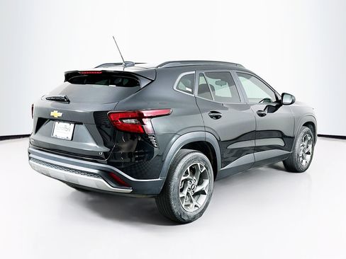 Used 2024 Chevrolet Trax LT w/ Sunroof Package FWD image 9