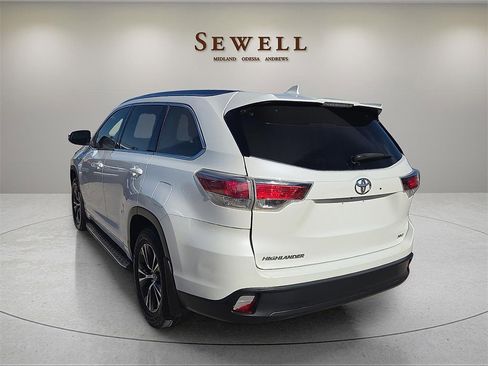 Used 2016 Toyota Highlander XLE image 3