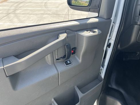 Used 2015 Chevrolet Express 2500 RWD image 12