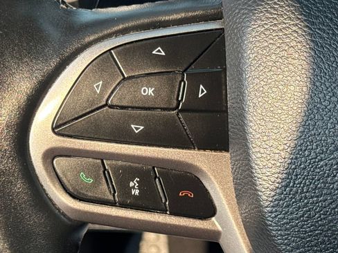 Used 2019 Jeep Cherokee Latitude Plus w/ Cold Weather Group AWD/4WD image 34
