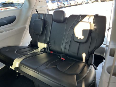 Used 2024 Chrysler Pacifica Touring-L FWD image 24