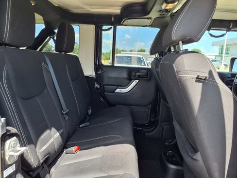 Used 2018 Jeep Wrangler Unlimited Sahara w/ Connectivity Group AWD/4WD image 19