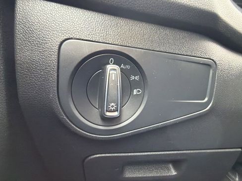 Used 2020 Volkswagen Tiguan SE image 23