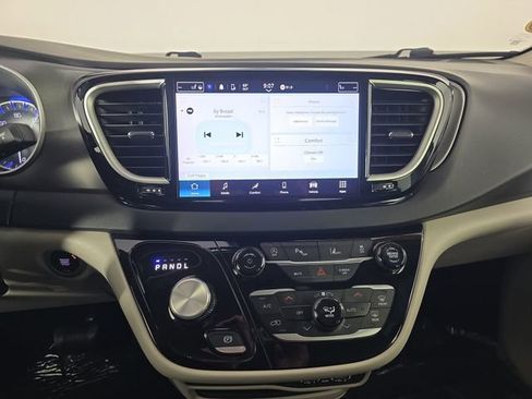 Used 2024 Chrysler Pacifica Touring-L FWD image 21