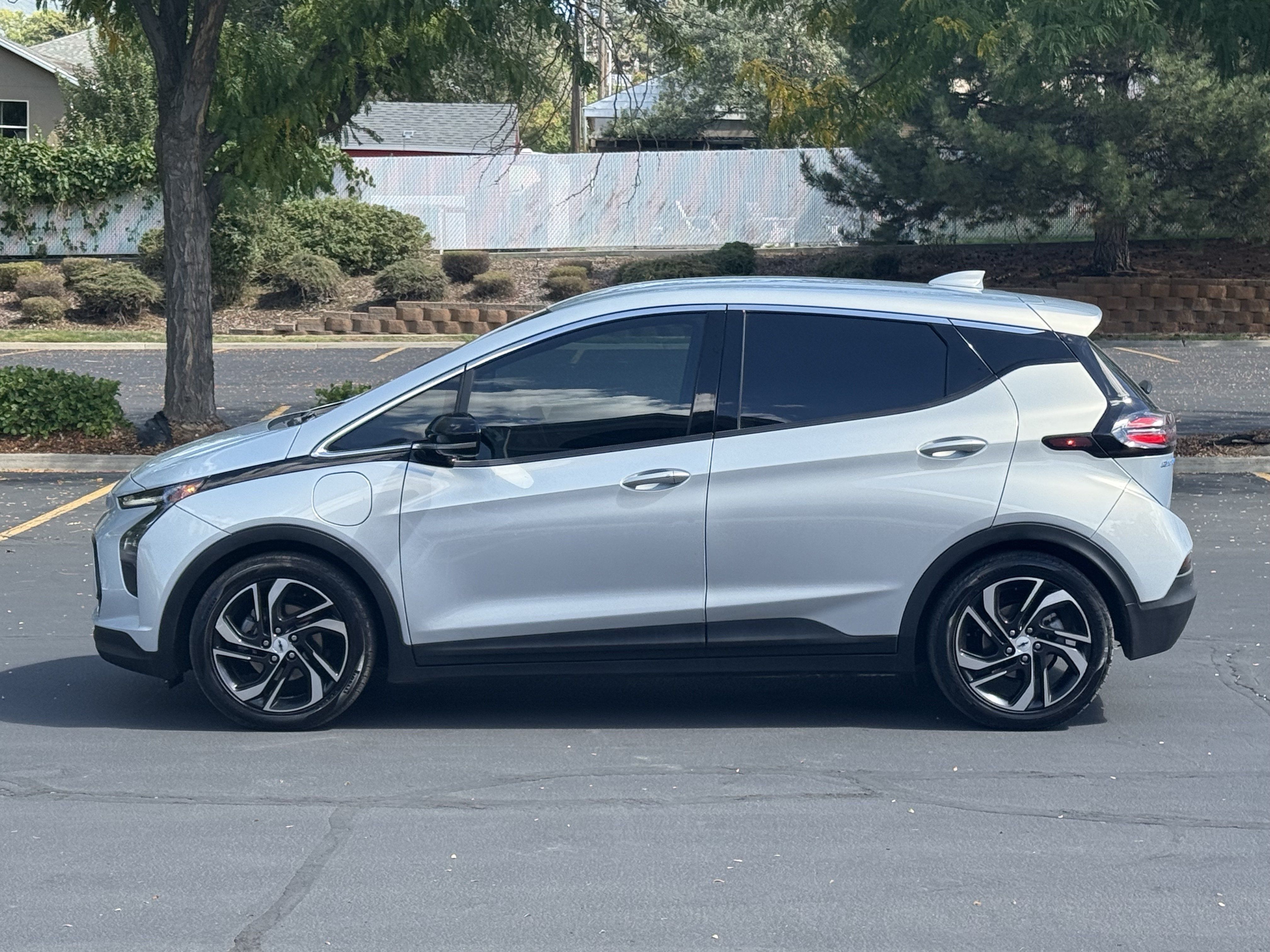 Used 2022 Chevrolet Bolt LT w/ Infotainment Package FWD image 7