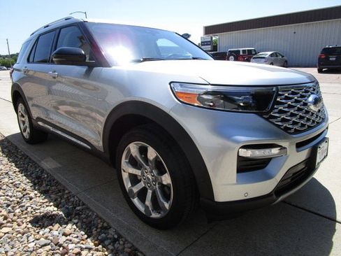 Used 2020 Ford Explorer Platinum AWD/4WD image 3