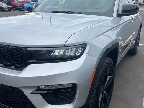 Used 2025 Jeep Grand Cherokee Limited w/ Black Appearance Package image 13