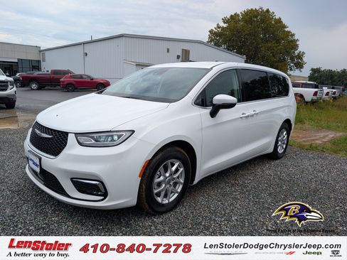 Used 2023 Chrysler Pacifica Touring-L FWD image 1