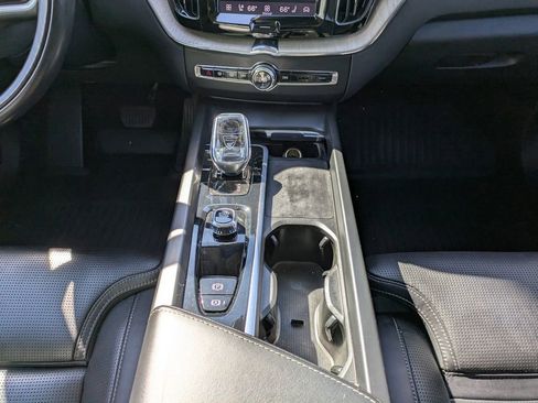 Certified 2022 Volvo XC60 B5 Inscription w/ Advanced Package AWD/4WD image 19