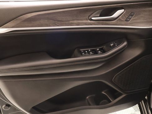 Used 2024 Jeep Grand Cherokee L Limited w/ Luxury Tech Group II AWD/4WD image 19