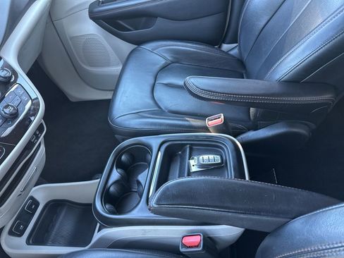 Used 2018 Chrysler Pacifica Touring-L image 23