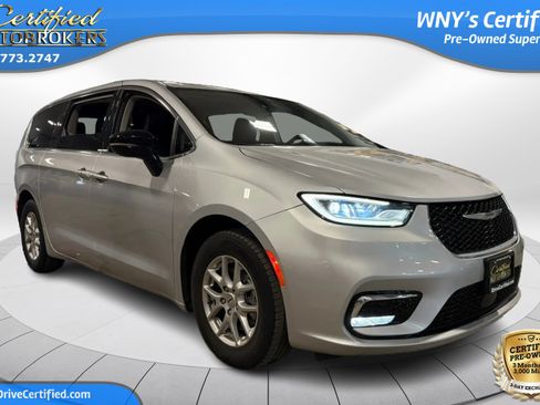 Used 2024 Chrysler Pacifica Touring-L FWD image 3