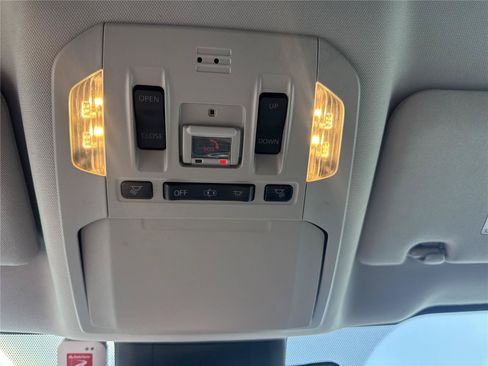 Used 2020 Toyota Highlander XLE FWD image 30
