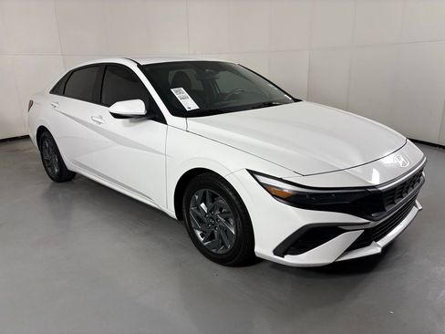 Used 2024 Hyundai Elantra SEL FWD image 2