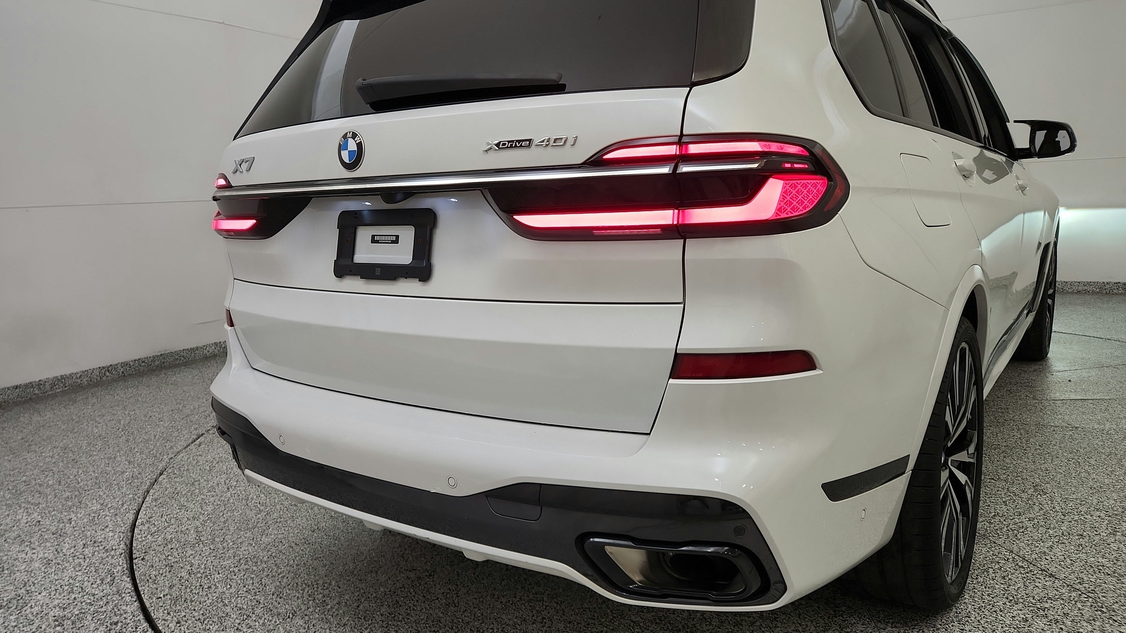 Used 2023 BMW X7 xDrive40i w/ M Sport Package AWD/4WD image 32