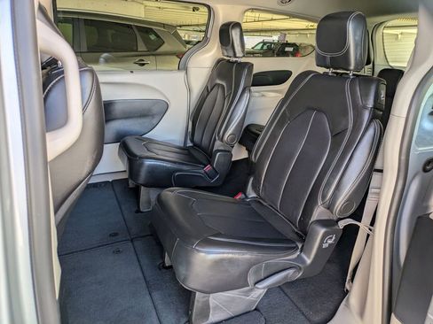 Used 2024 Chrysler Pacifica Touring-L image 24