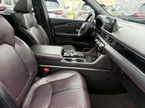 Used 2025 Honda Pilot Black Edition image 34