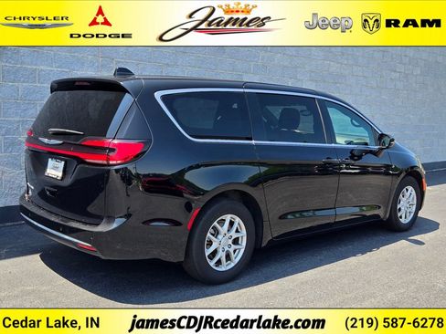 Used 2025 Chrysler Pacifica Select FWD image 5