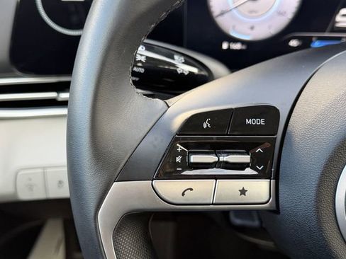 Used 2025 Hyundai Elantra Limited image 12