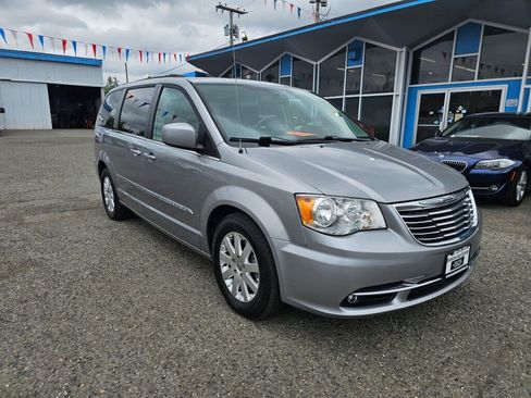 Used 2016 Chrysler Town & Country Touring image 1