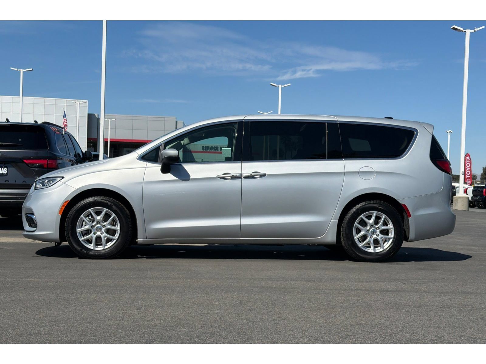 Used 2023 Chrysler Pacifica Touring-L FWD image 7