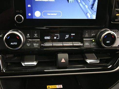 Used 2023 Toyota Highlander XLE AWD/4WD image 15
