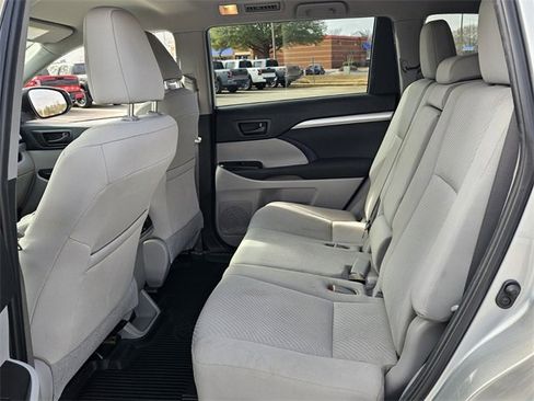 Used 2019 Toyota Highlander LE image 6
