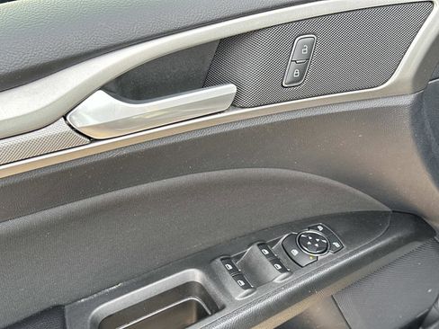 Used 2020 Ford Fusion SE image 15