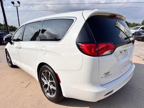 Used 2017 Chrysler Pacifica LX FWD image 8